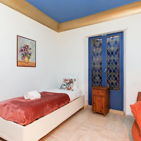 Rosa Blu Yourhosthelper