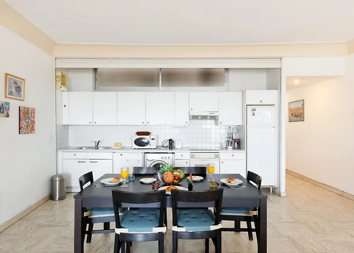 Rosa Blu Yourhosthelper * カンヌ