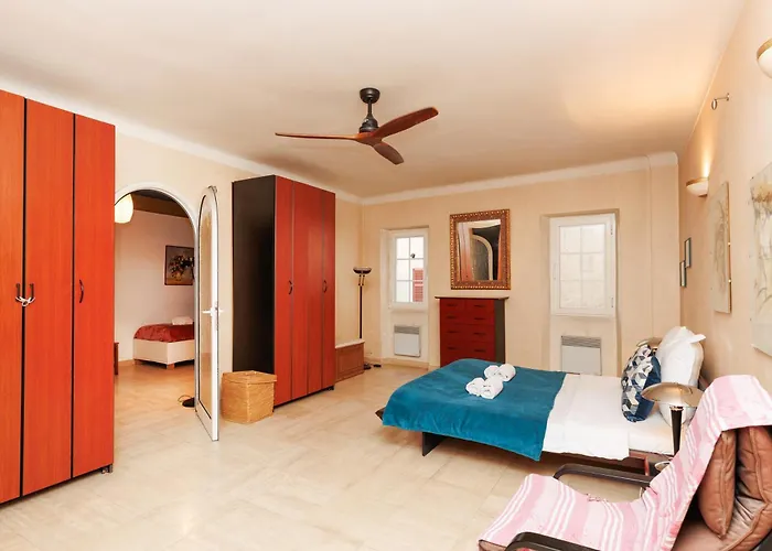 Rosa Blu Yourhosthelper